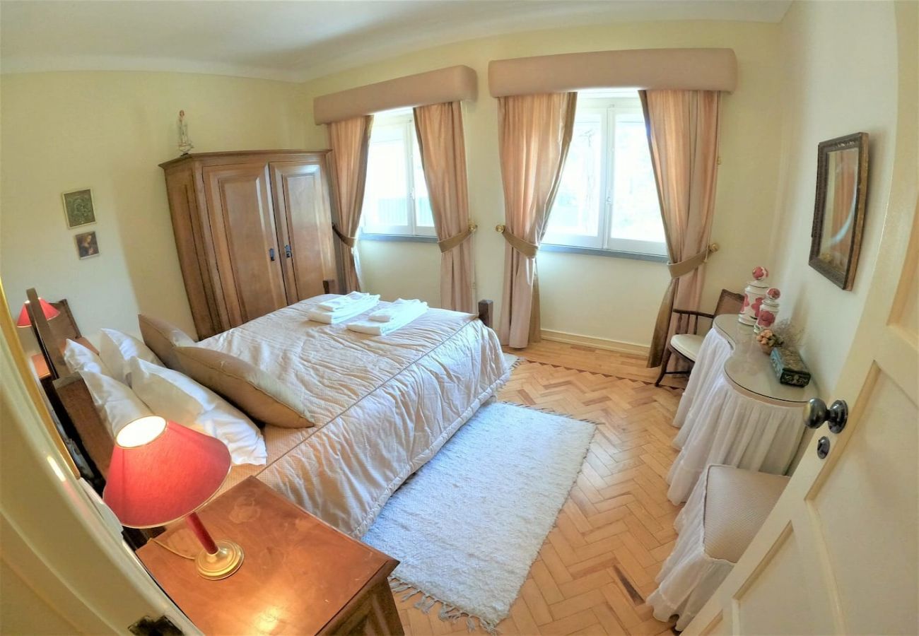 Casa em Colares - Sintra, casa térrea V4 com amplo jardim em Colares, Sintra