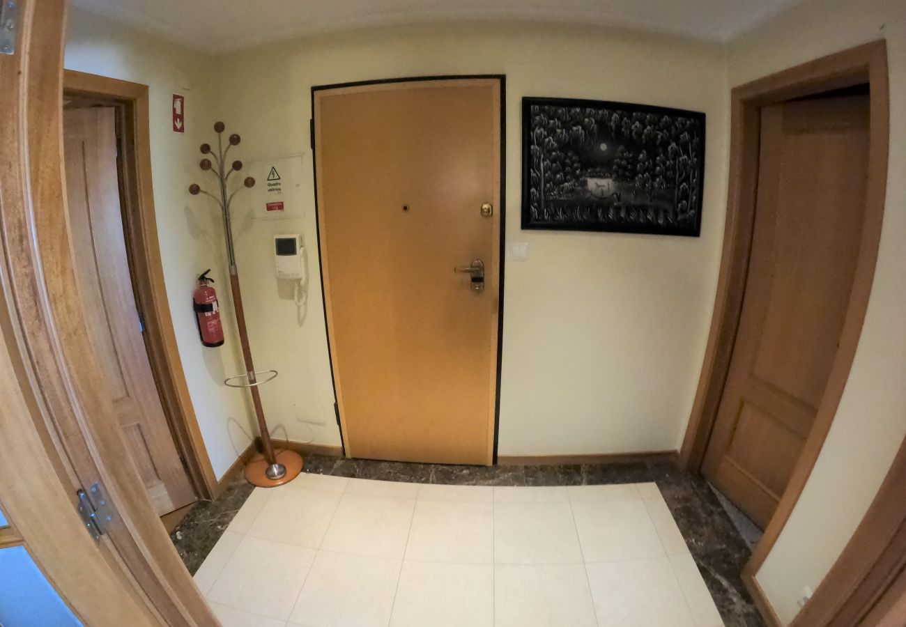 Apartamento em Algés - Lisboa, apartamento de 2 quartos c/ varanda em Algés