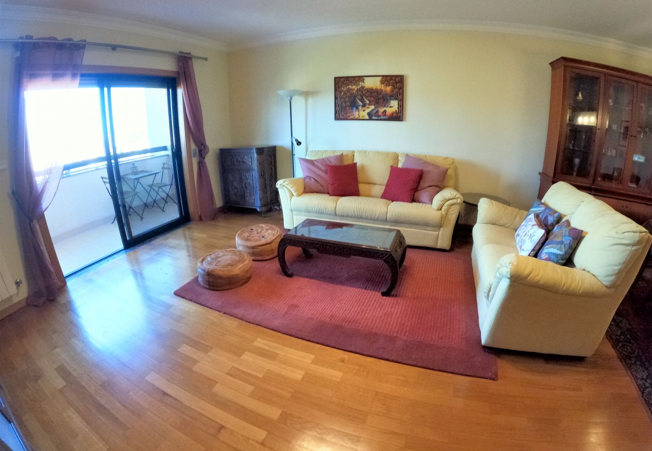 Apartamento em Algés - Lisboa, apartamento de 2 quartos c/ varanda em Algés