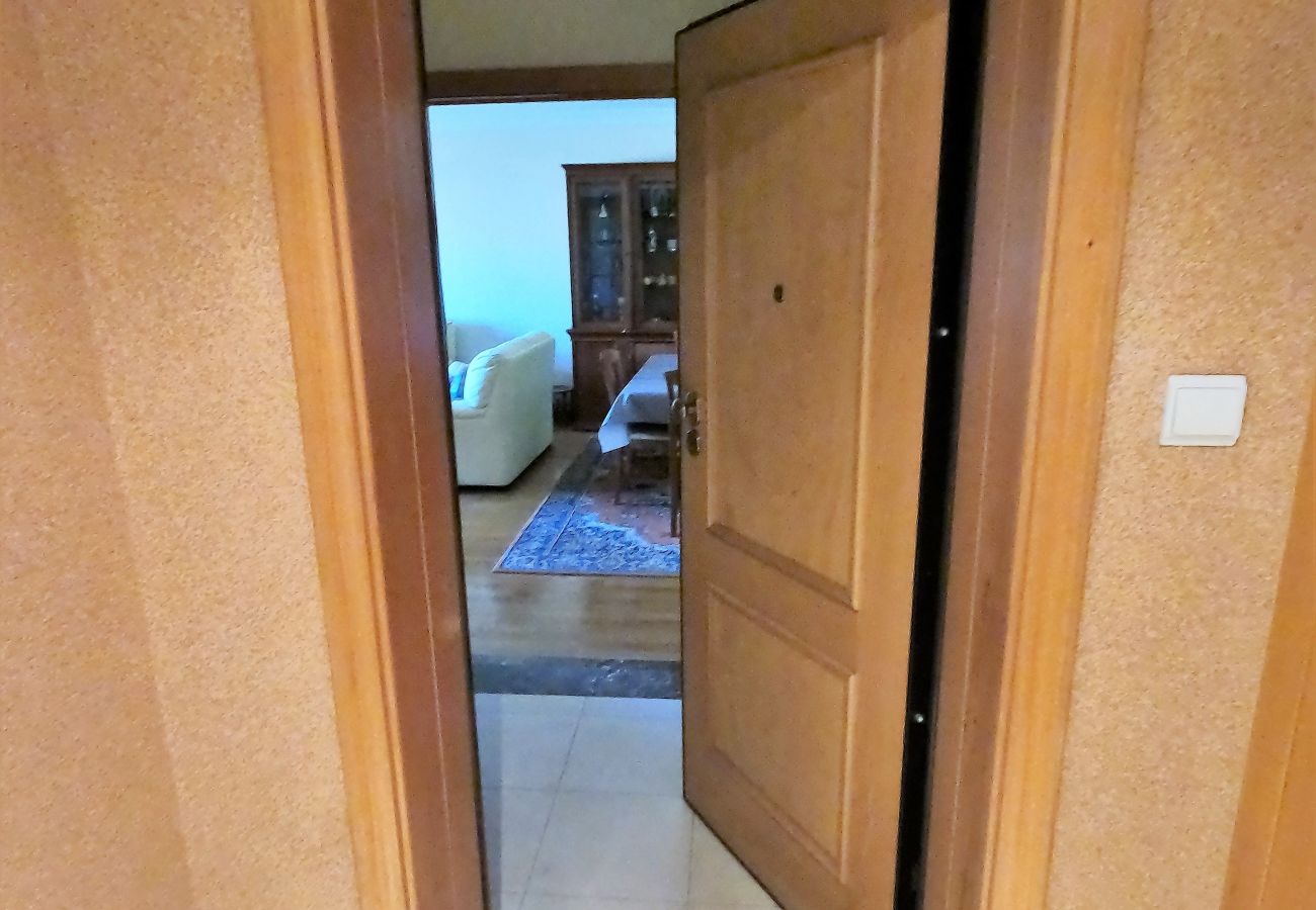 Apartamento em Algés - Lisboa, apartamento de 2 quartos c/ varanda em Algés