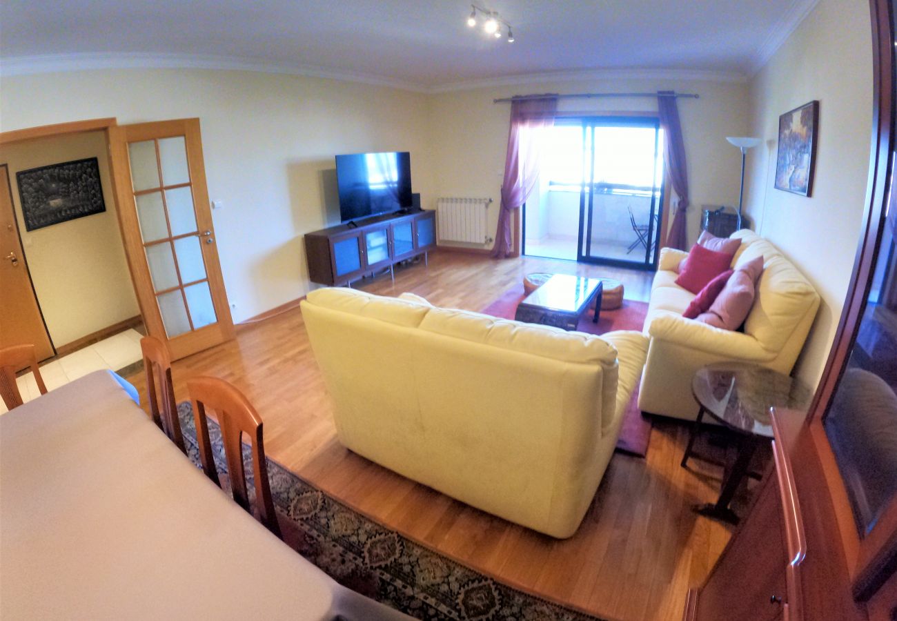 Apartamento em Algés - Lisboa, apartamento de 2 quartos c/ varanda em Algés