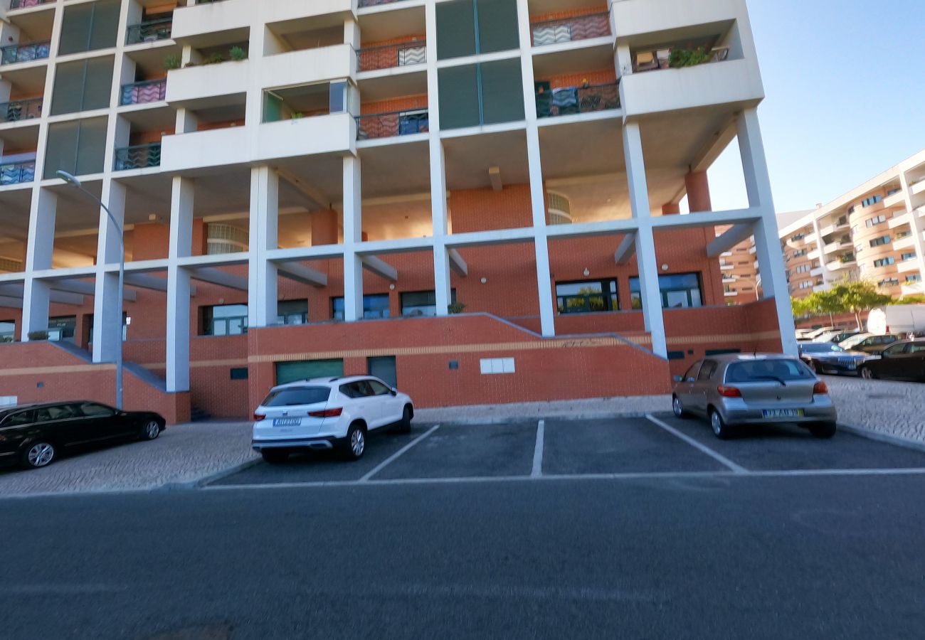 Apartamento em Algés - Lisboa, apartamento de 2 quartos c/ varanda em Algés