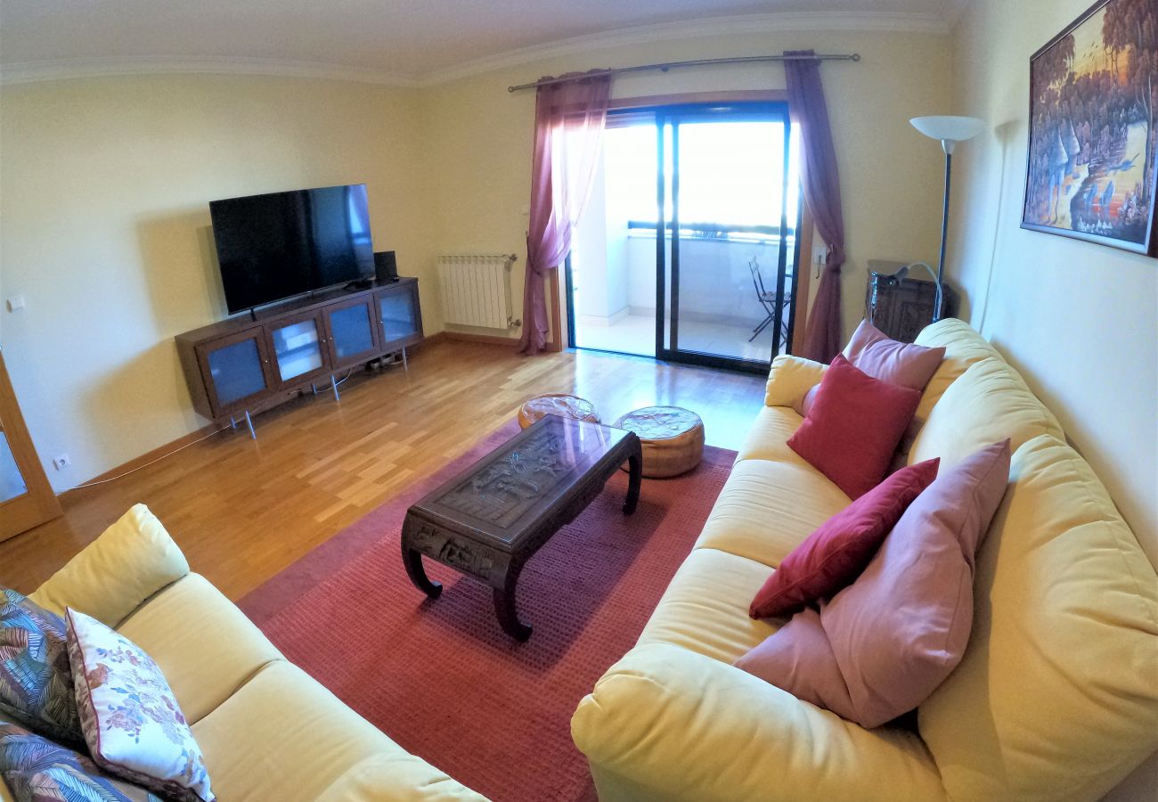 Apartamento em Algés - Lisboa, apartamento de 2 quartos c/ varanda em Algés