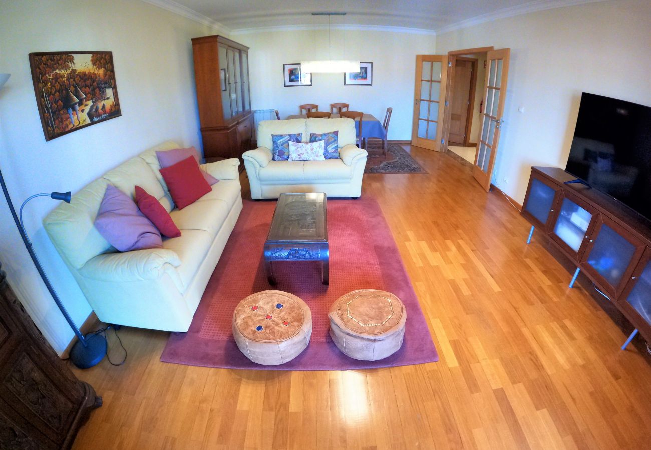 Apartamento em Algés - Lisboa, apartamento de 2 quartos c/ varanda em Algés