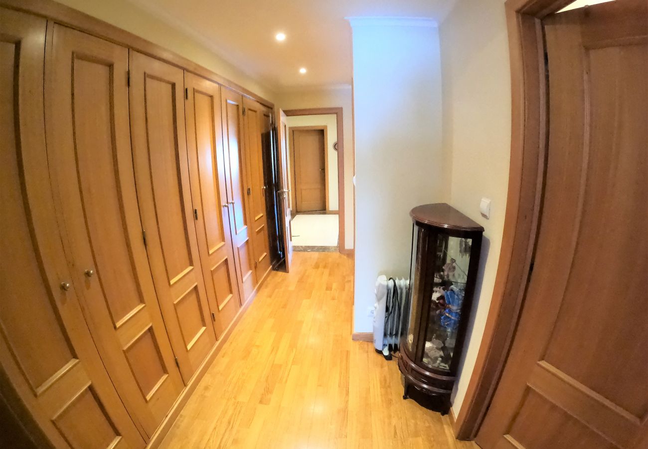 Apartamento em Algés - Lisboa, apartamento de 2 quartos c/ varanda em Algés
