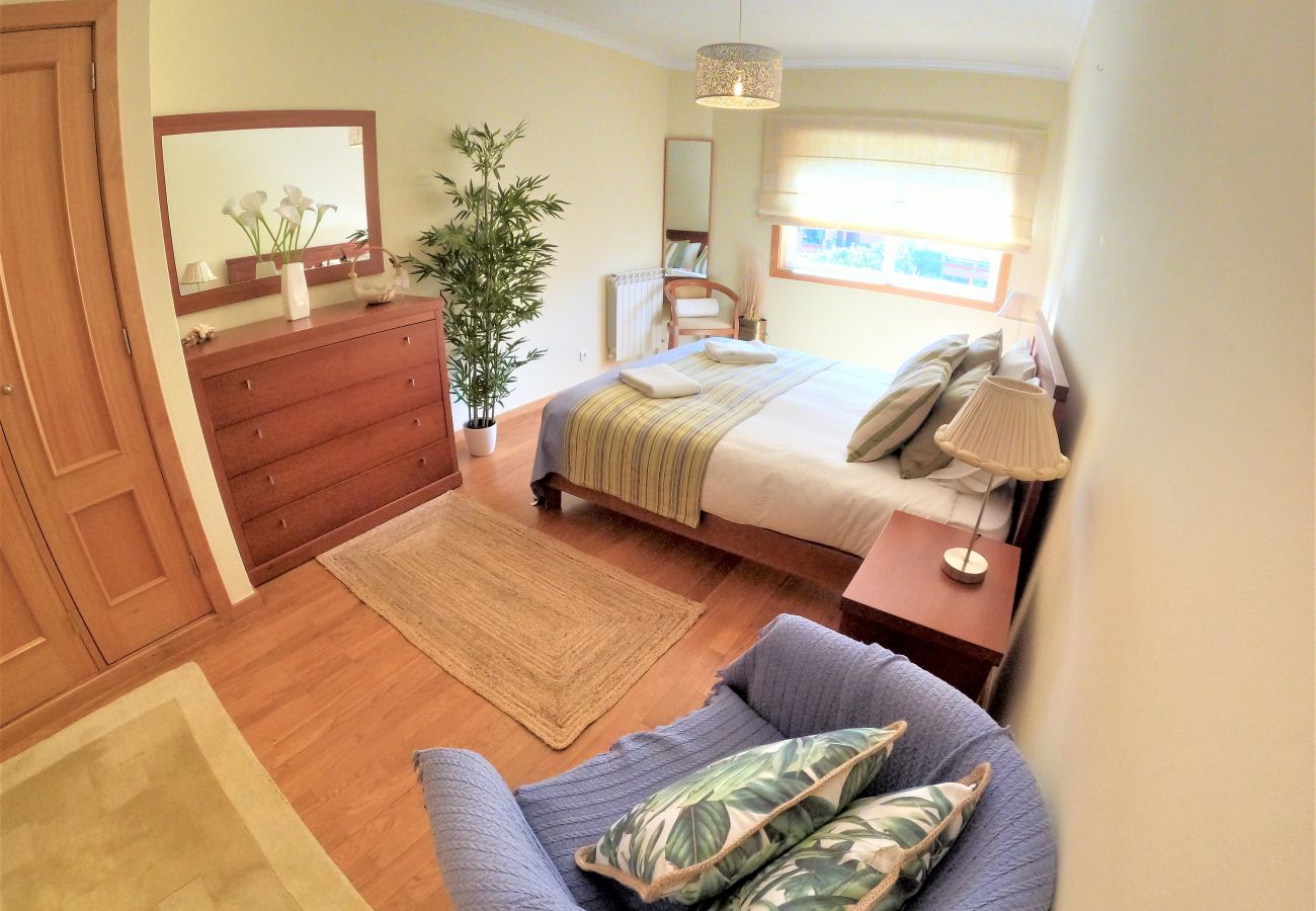 Apartamento em Algés - Lisboa, apartamento de 2 quartos c/ varanda em Algés