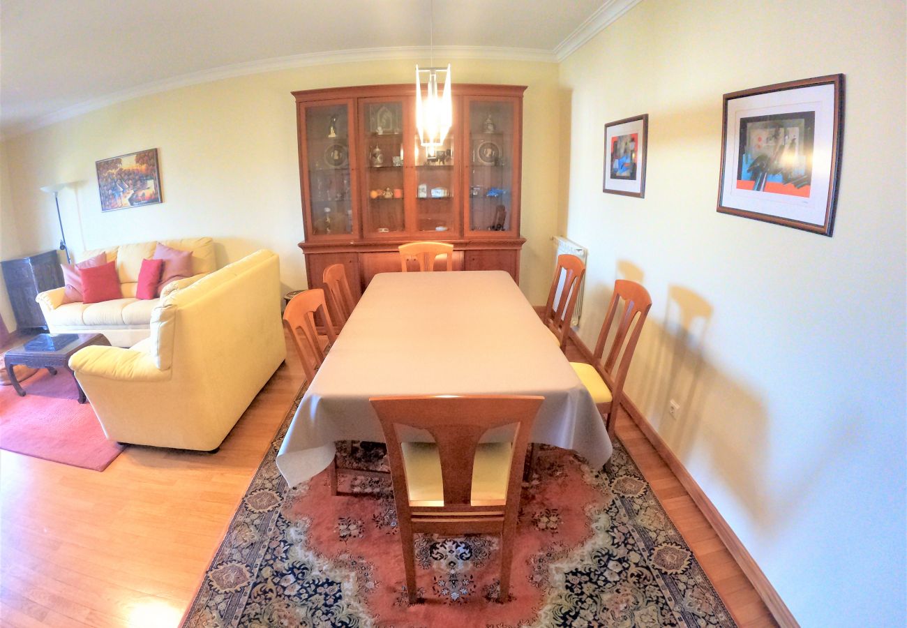 Apartamento em Algés - Lisboa, apartamento de 2 quartos c/ varanda em Algés
