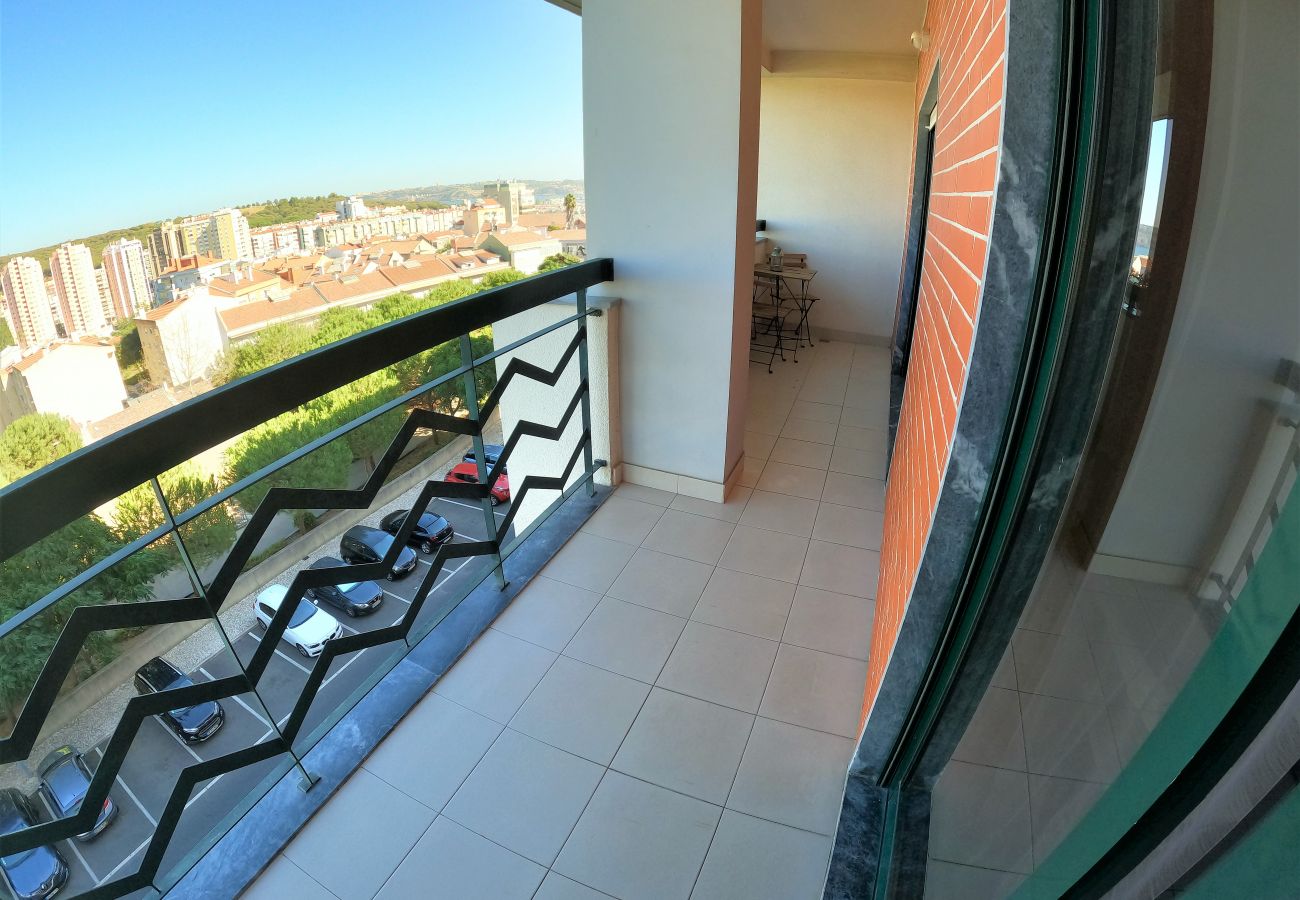 Apartamento em Algés - Lisboa, apartamento de 2 quartos c/ varanda em Algés