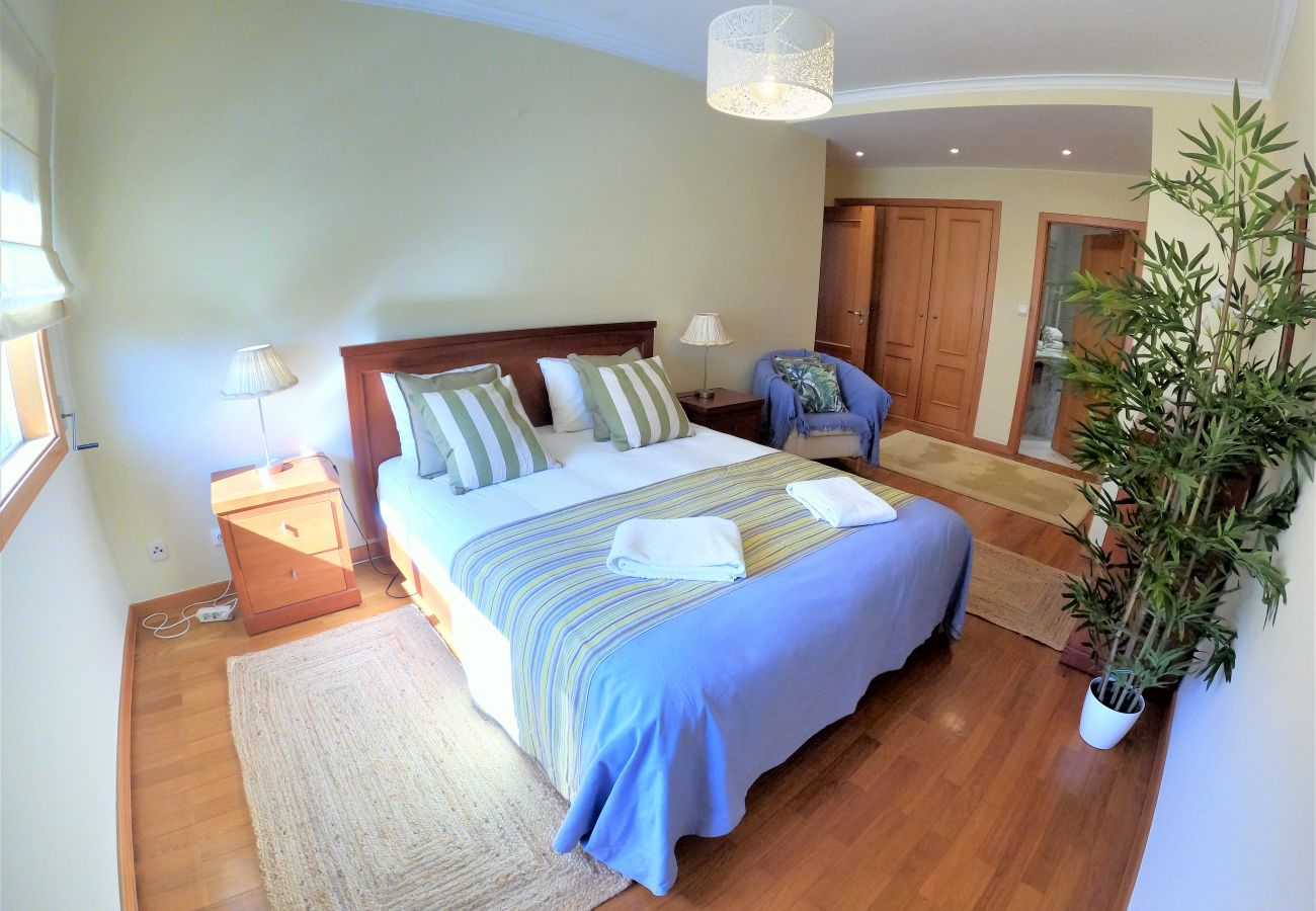 Apartamento em Algés - Lisboa, apartamento de 2 quartos c/ varanda em Algés