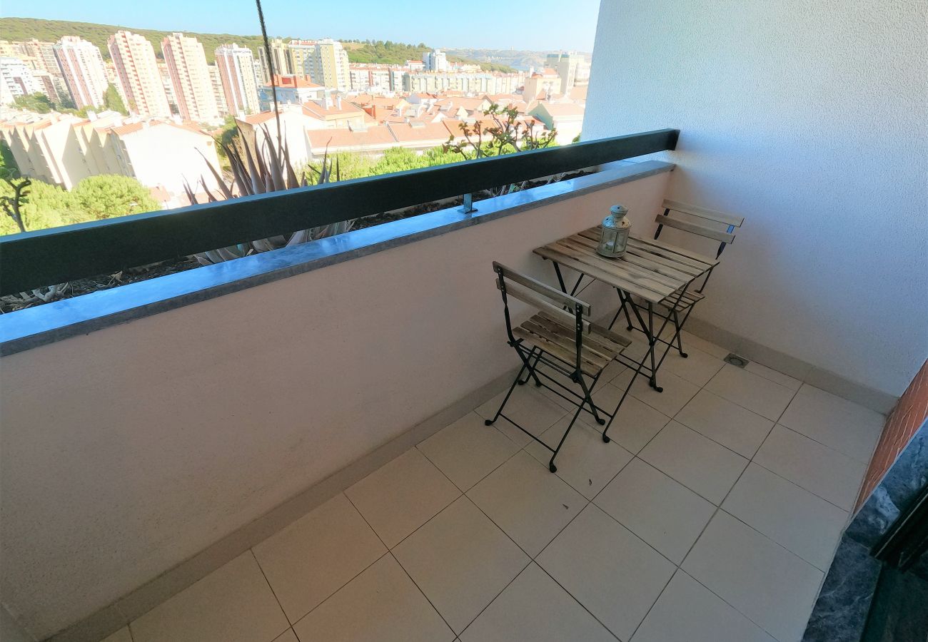 Apartamento em Algés - Lisboa, apartamento de 2 quartos c/ varanda em Algés