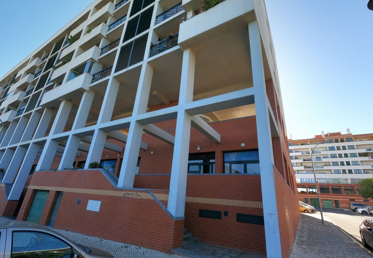 Apartamento em Algés - Lisboa, apartamento de 2 quartos c/ varanda em Algés