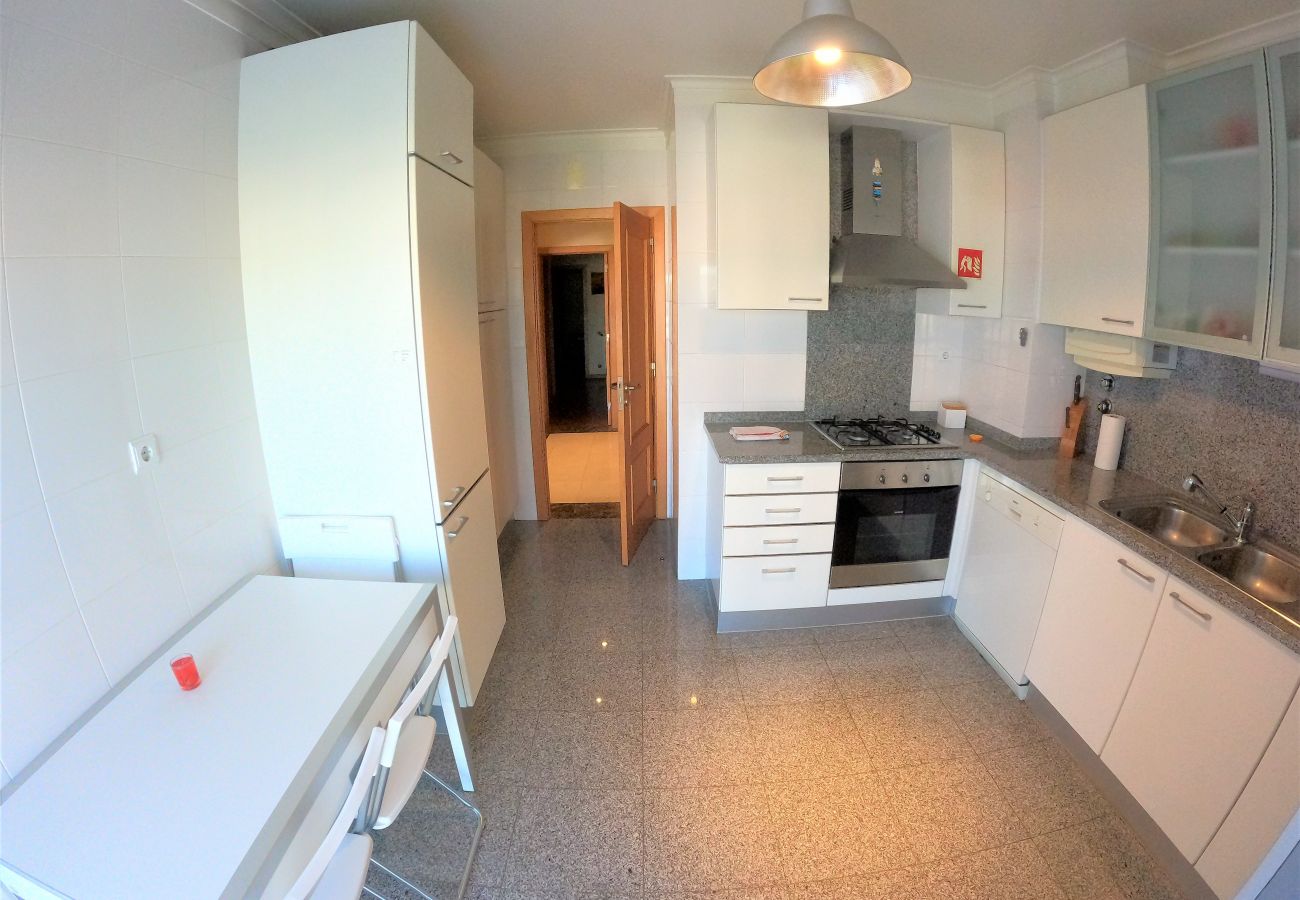 Apartamento em Algés - Lisboa, apartamento de 2 quartos c/ varanda em Algés
