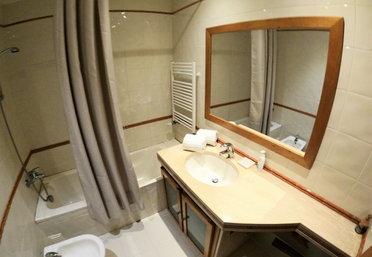 Apartamento em Algés - Lisboa, apartamento de 2 quartos c/ varanda em Algés