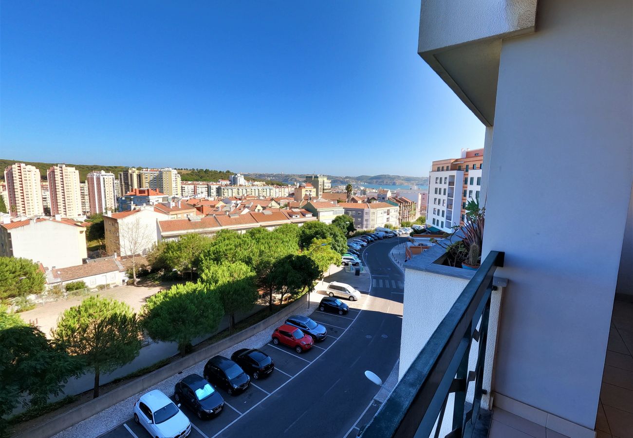 Apartamento em Algés - Lisboa, apartamento de 2 quartos c/ varanda em Algés