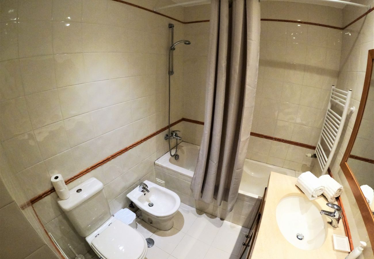 Apartamento em Algés - Lisboa, apartamento de 2 quartos c/ varanda em Algés