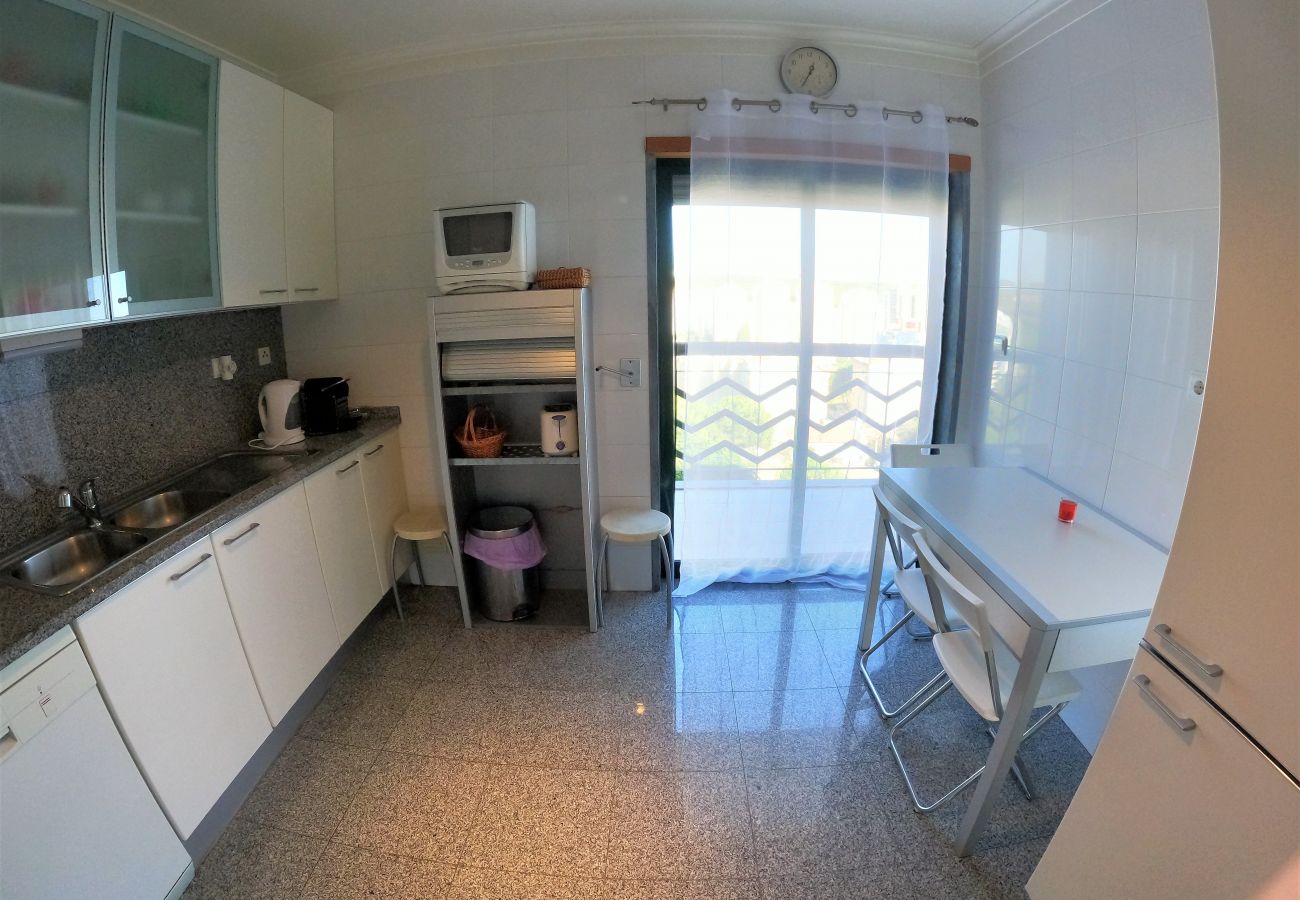 Apartamento em Algés - Lisboa, apartamento de 2 quartos c/ varanda em Algés