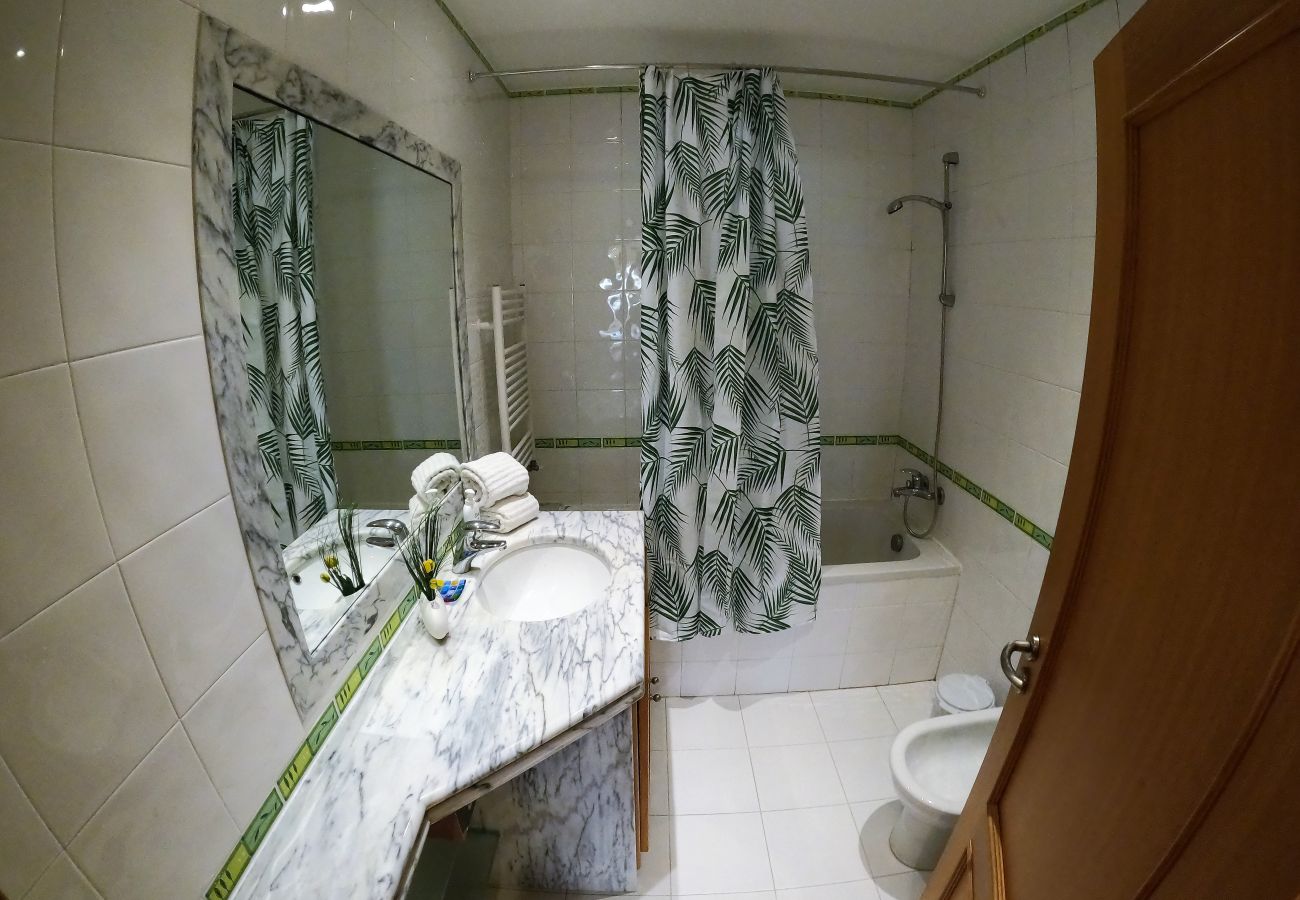 Apartamento em Algés - Lisboa, apartamento de 2 quartos c/ varanda em Algés