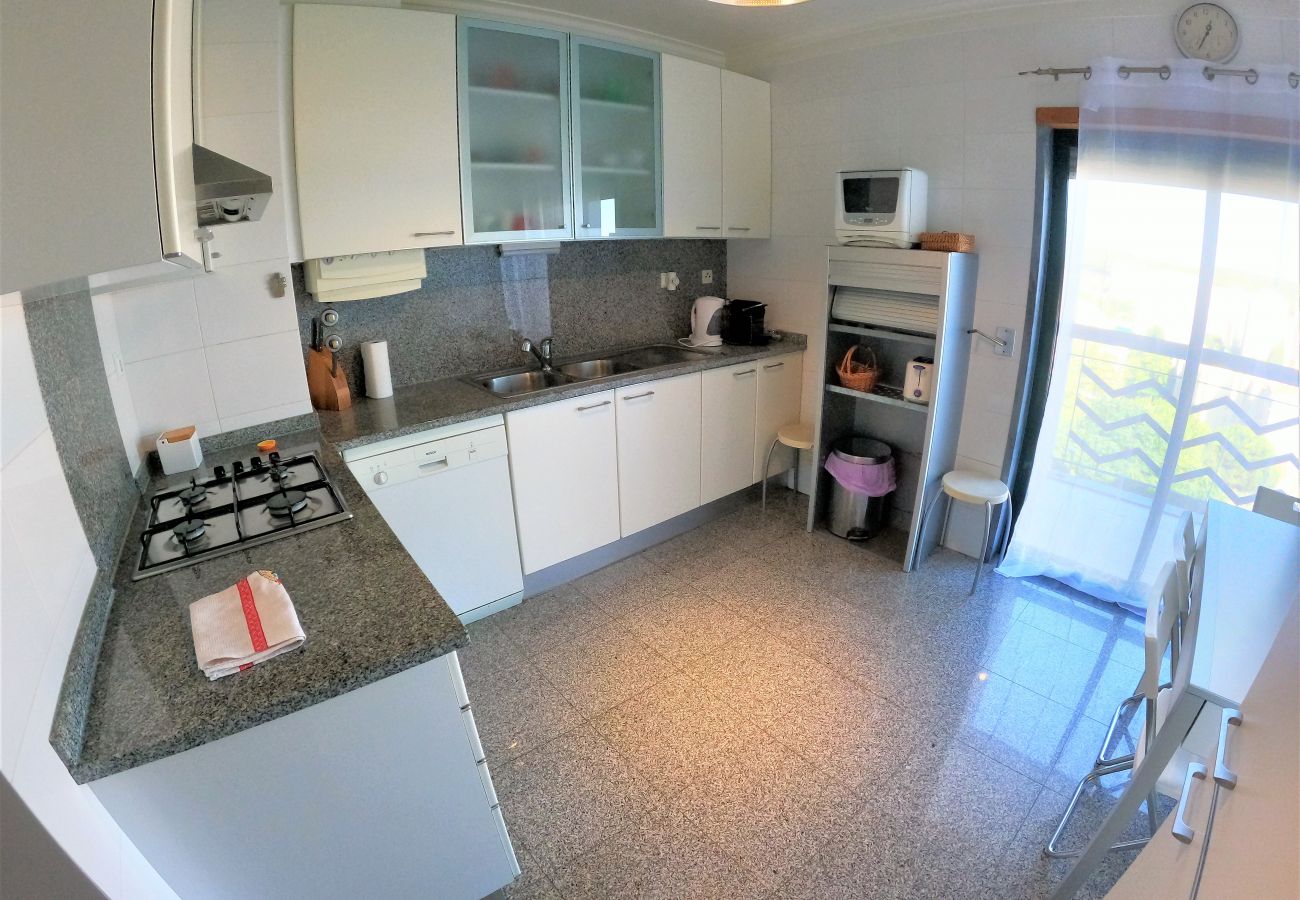 Apartamento em Algés - Lisboa, apartamento de 2 quartos c/ varanda em Algés