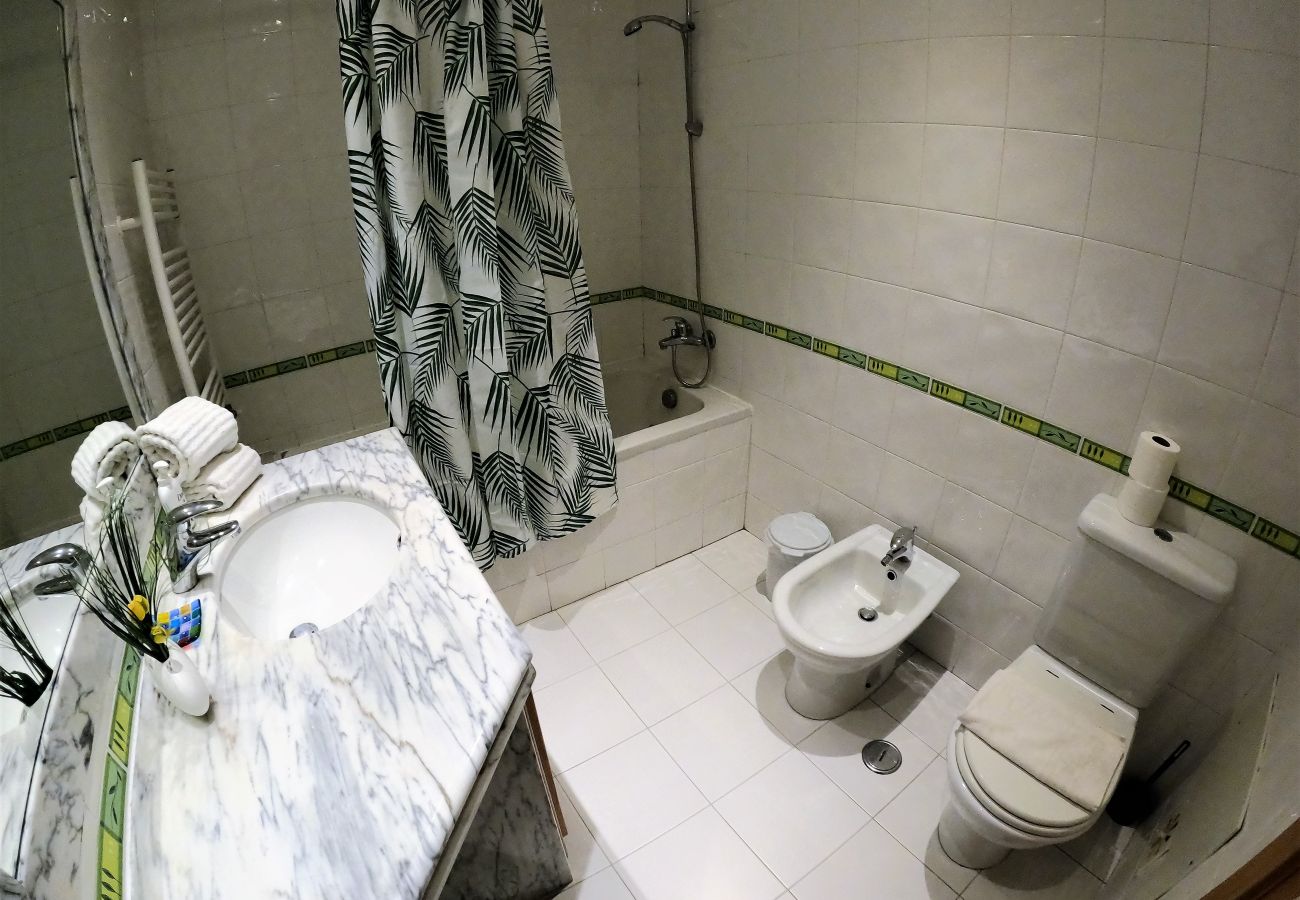 Apartamento em Algés - Lisboa, apartamento de 2 quartos c/ varanda em Algés