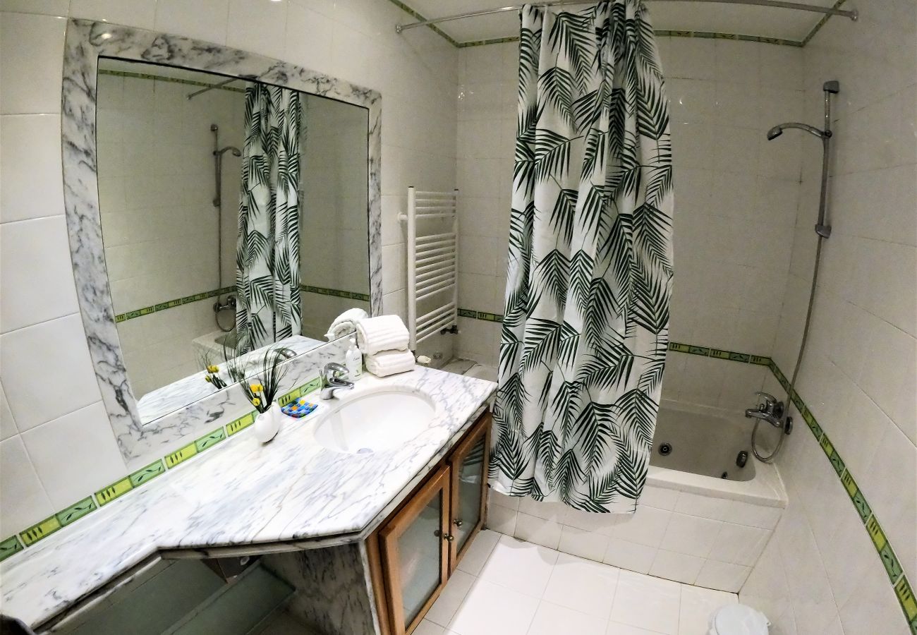 Apartamento em Algés - Lisboa, apartamento de 2 quartos c/ varanda em Algés