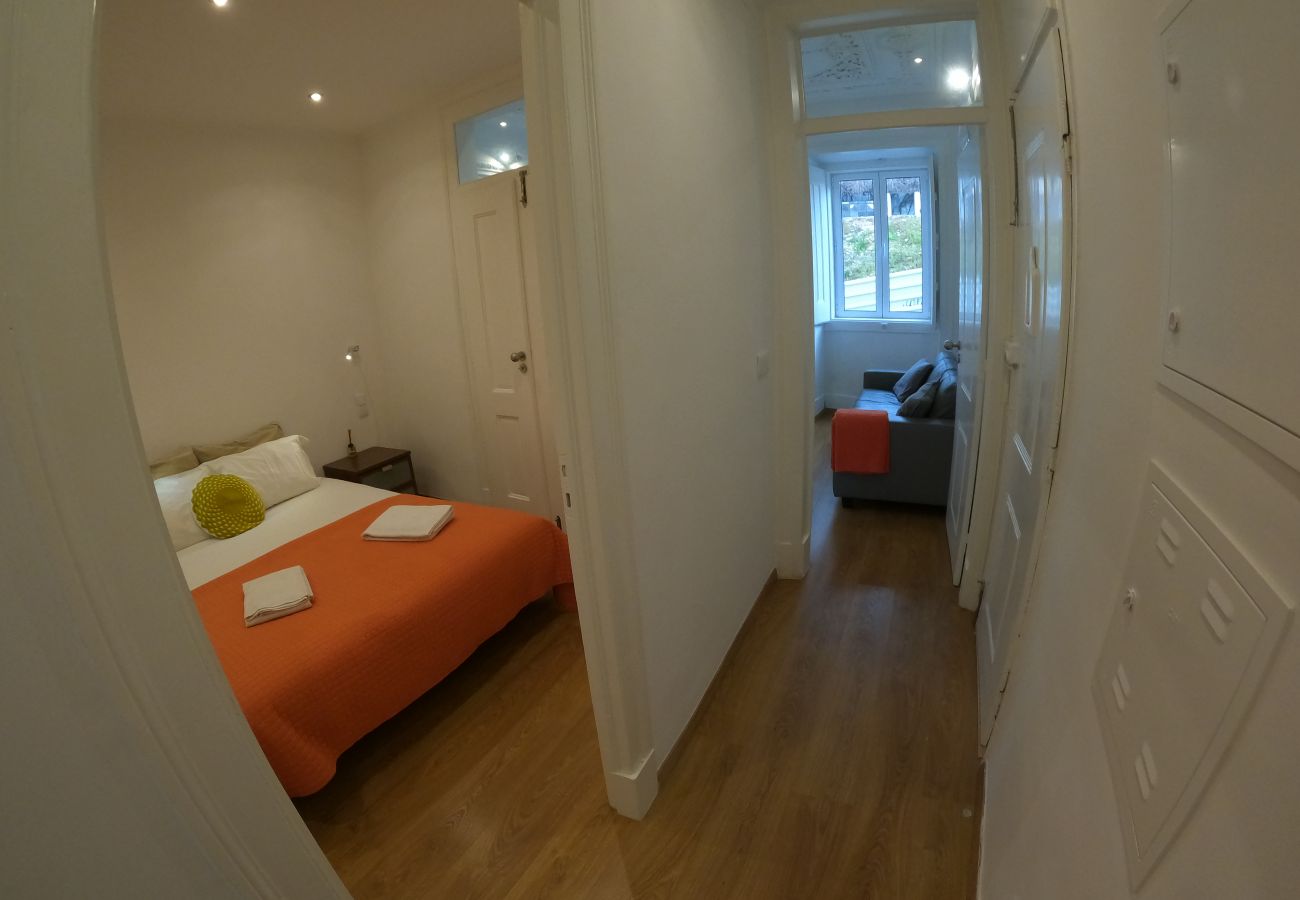 Apartamento em Lisboa - Lisboa, apartamento T1 renovado com patio junto aos Mártires da Pátria, Lisboa