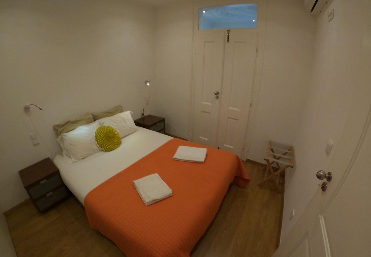 Apartamento em Lisboa - Lisboa, apartamento T1 renovado com patio junto aos Mártires da Pátria, Lisboa