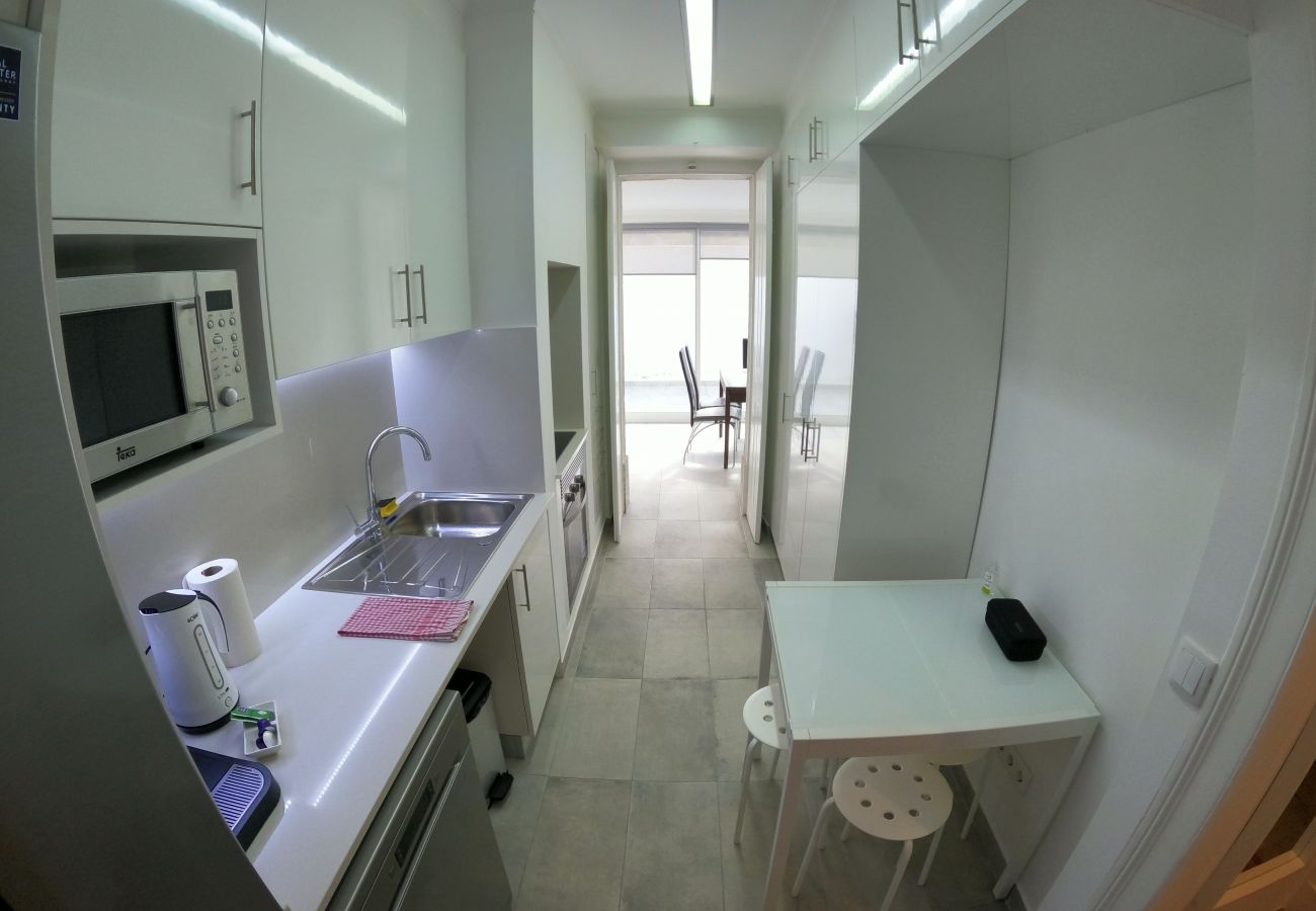 Apartamento em Lisboa - Lisboa, apartamento T1 renovado com patio junto aos Mártires da Pátria, Lisboa
