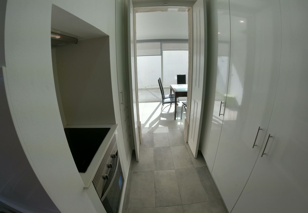 Apartamento em Lisboa - Lisboa, apartamento T1 renovado com patio junto aos Mártires da Pátria, Lisboa