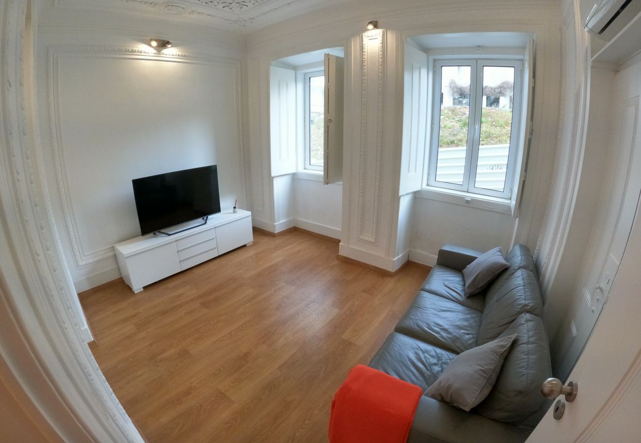 Apartamento em Lisboa - Lisboa, apartamento T1 renovado com patio junto aos Mártires da Pátria, Lisboa
