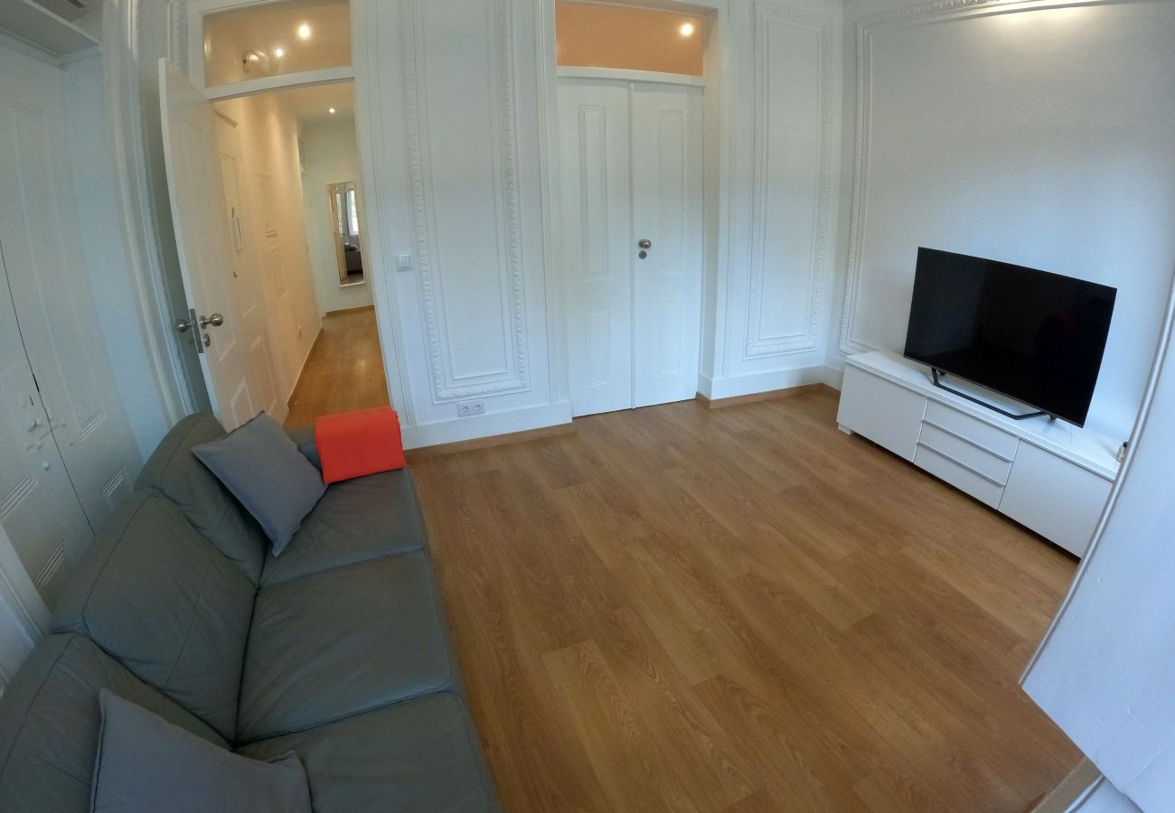 Apartamento em Lisboa - Lisboa, apartamento T1 renovado com patio junto aos Mártires da Pátria, Lisboa