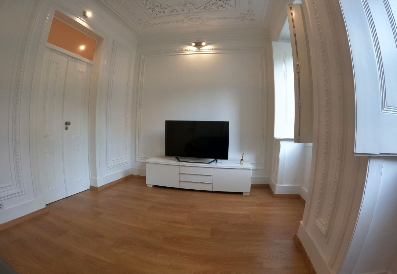 Apartamento em Lisboa - Lisboa, apartamento T1 renovado com patio junto aos Mártires da Pátria, Lisboa