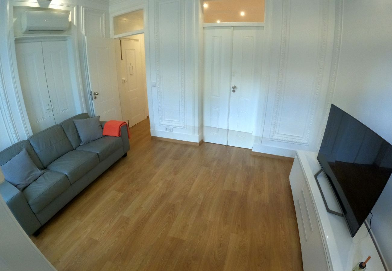 Apartamento em Lisboa - Lisboa, apartamento T1 renovado com patio junto aos Mártires da Pátria, Lisboa