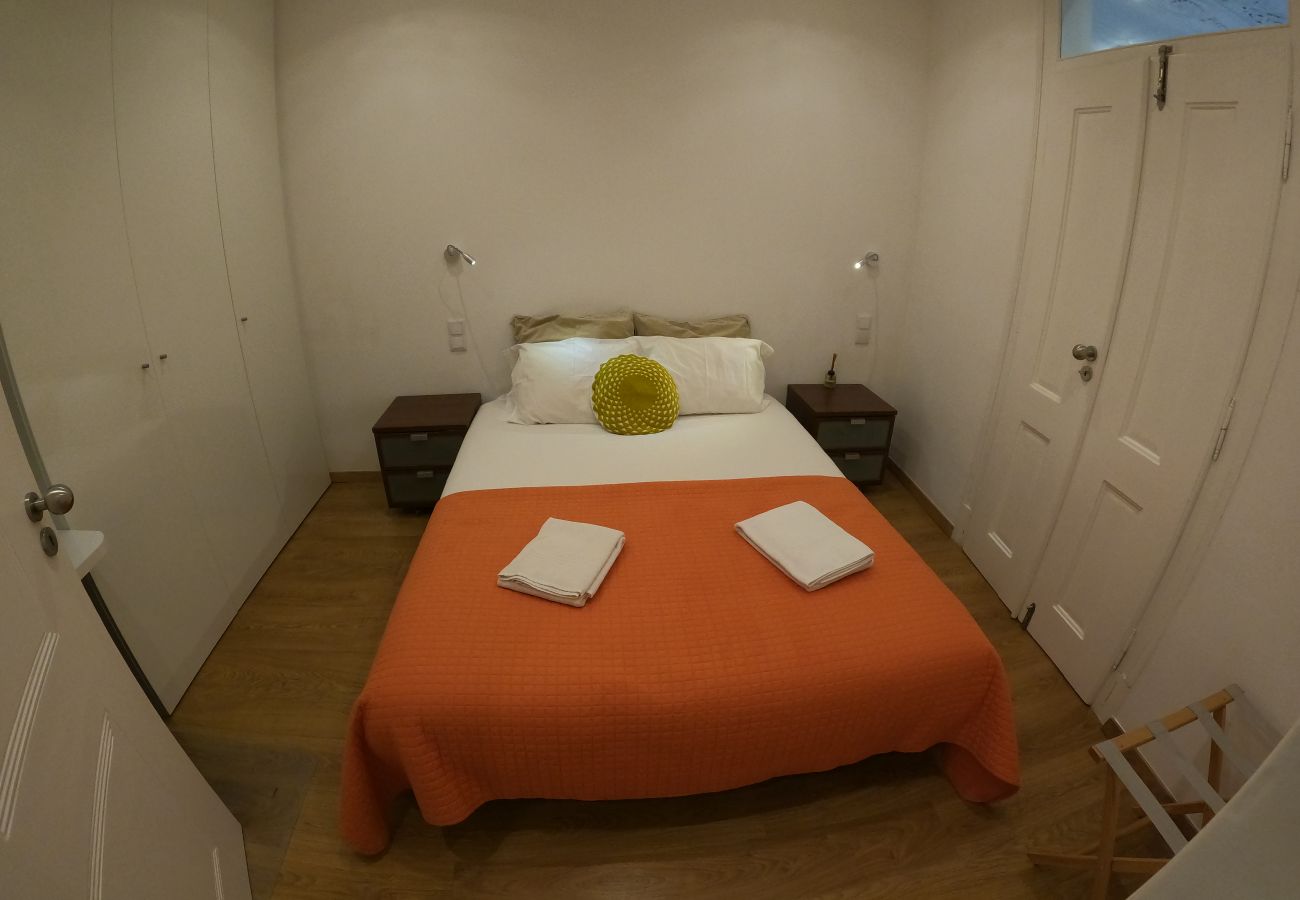 Apartamento em Lisboa - Lisboa, apartamento T1 renovado com patio junto aos Mártires da Pátria, Lisboa