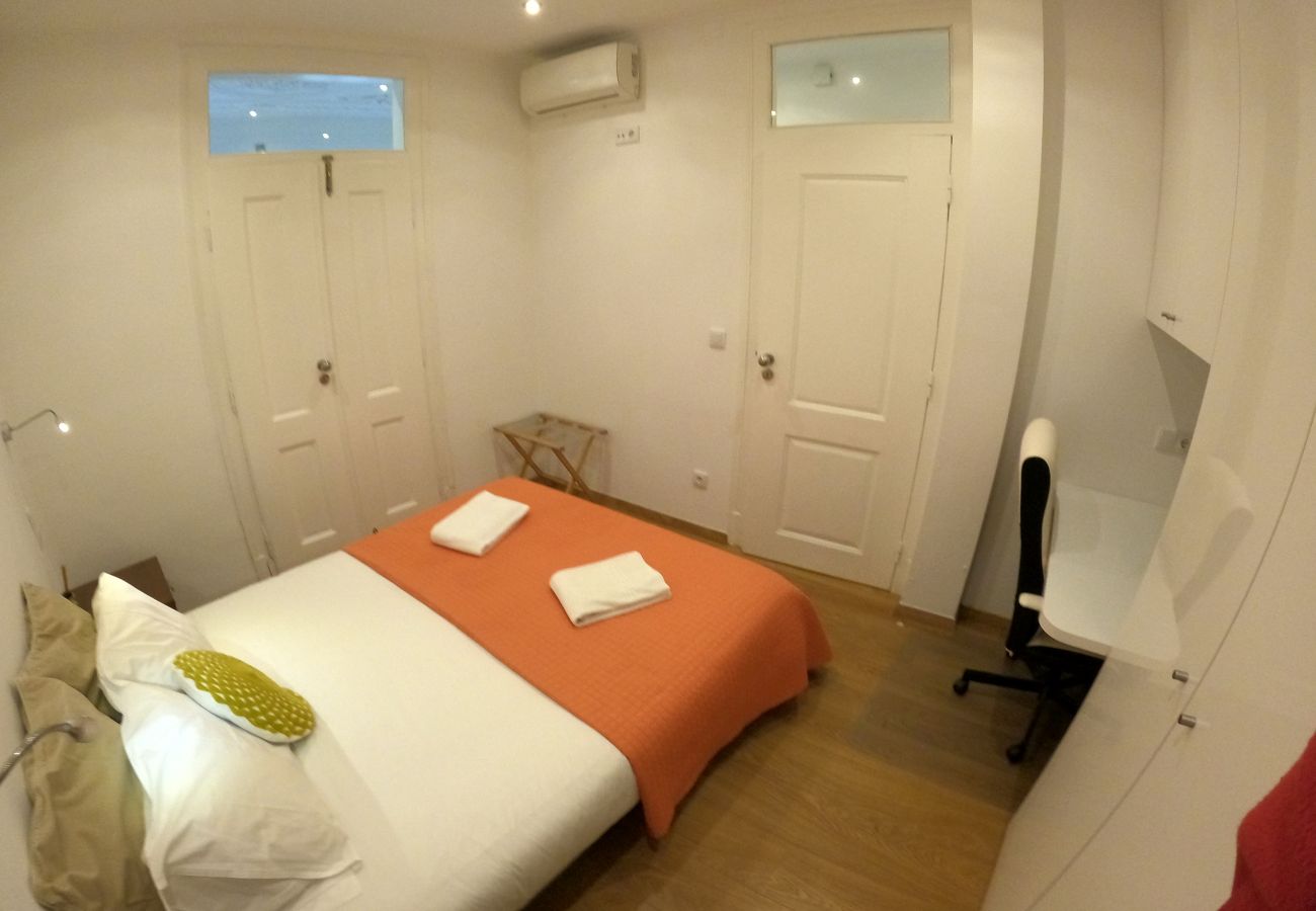 Apartamento em Lisboa - Lisboa, apartamento T1 renovado com patio junto aos Mártires da Pátria, Lisboa