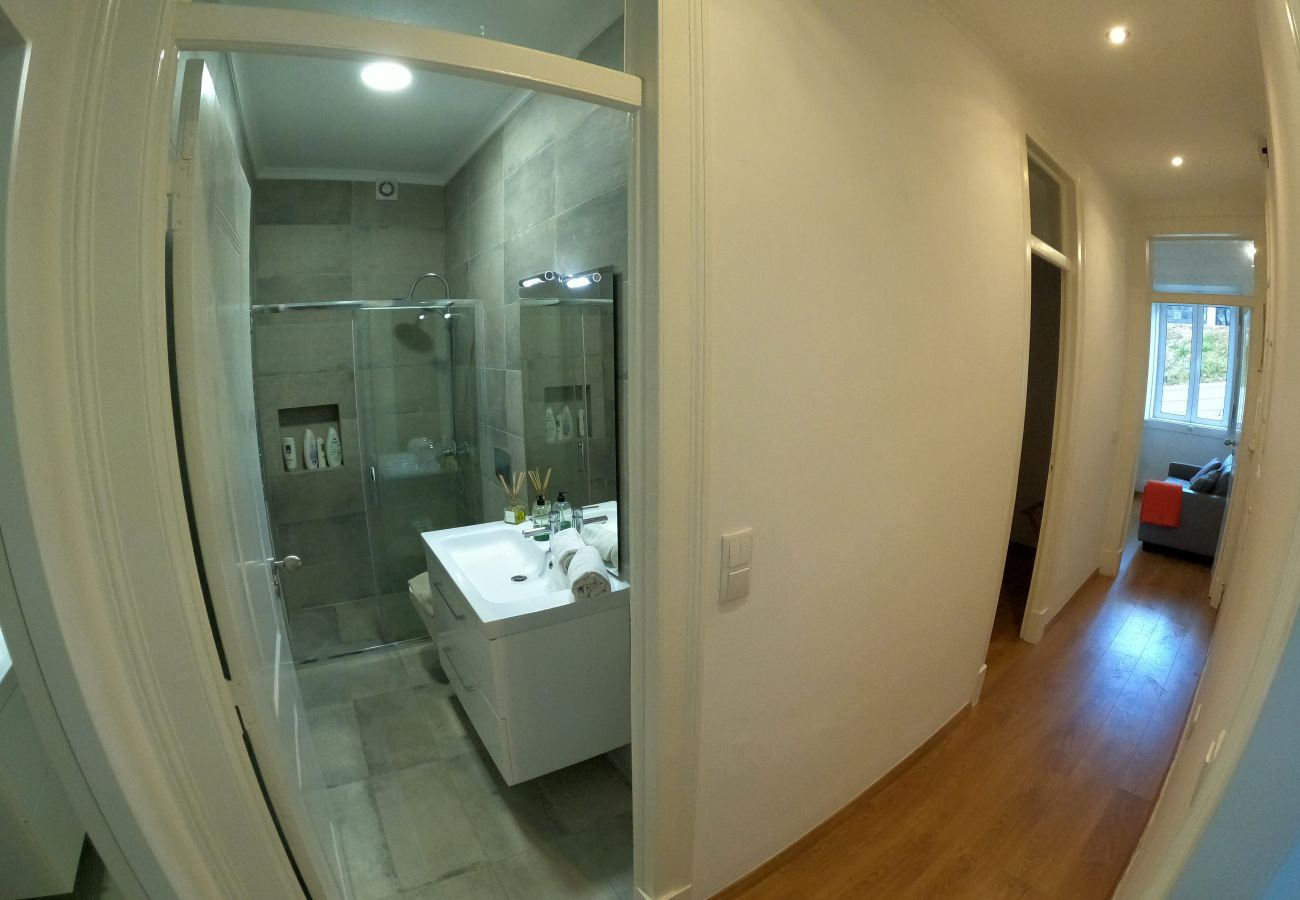 Apartamento em Lisboa - Lisboa, apartamento T1 renovado com patio junto aos Mártires da Pátria, Lisboa