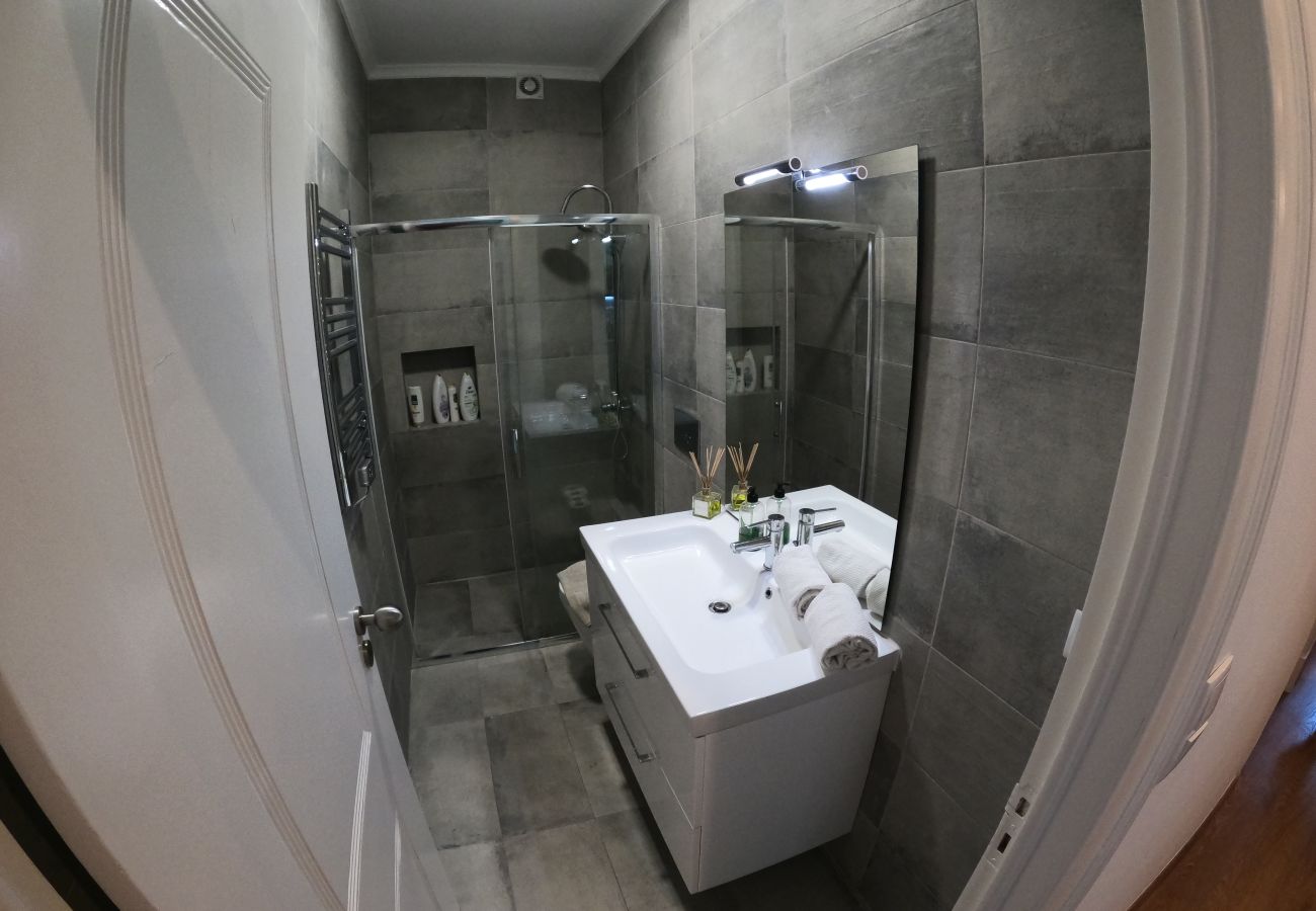 Apartamento em Lisboa - Lisboa, apartamento T1 renovado com patio junto aos Mártires da Pátria, Lisboa