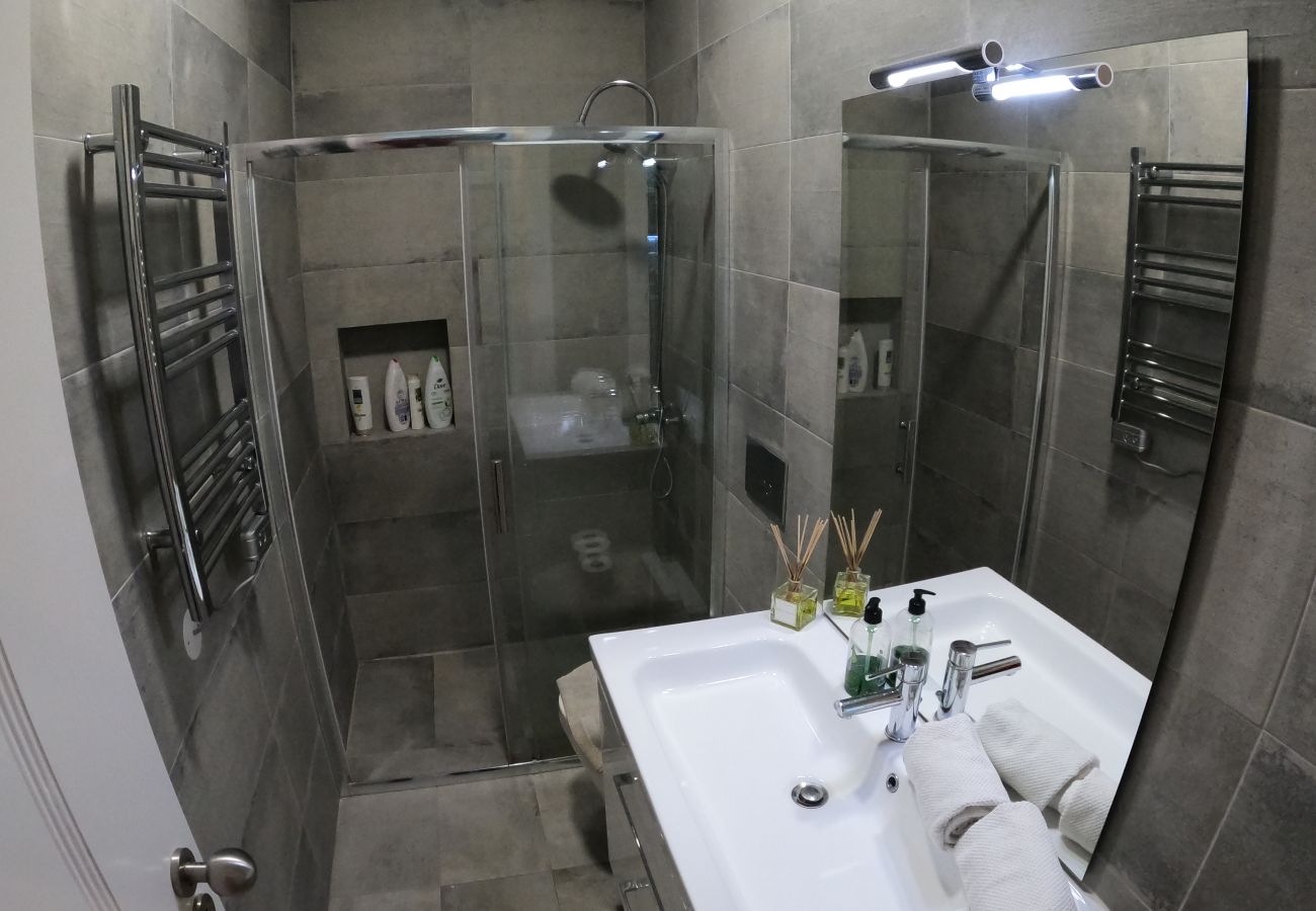 Apartamento em Lisboa - Lisboa, apartamento T1 renovado com patio junto aos Mártires da Pátria, Lisboa