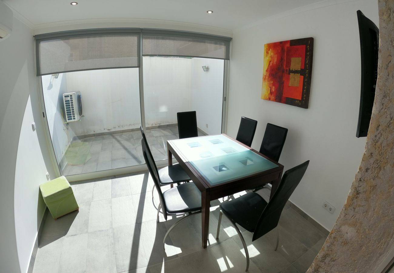 Apartamento em Lisboa - Lisboa, apartamento T1 renovado com patio junto aos Mártires da Pátria, Lisboa