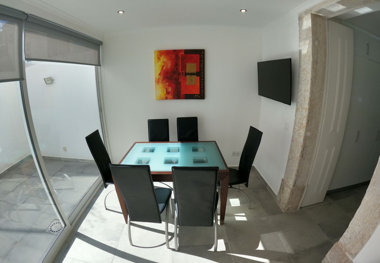 Apartamento em Lisboa - Lisboa, apartamento T1 renovado com patio junto aos Mártires da Pátria, Lisboa