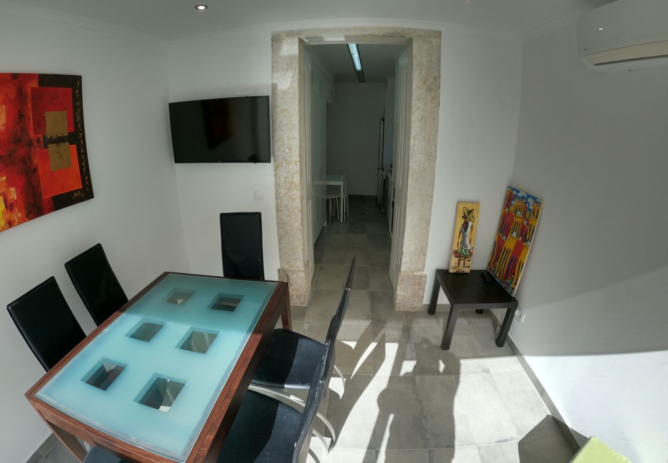 Apartamento em Lisboa - Lisboa, apartamento T1 renovado com patio junto aos Mártires da Pátria, Lisboa