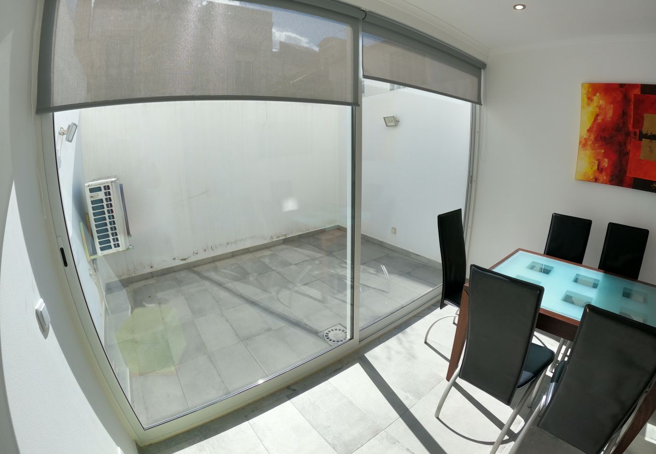 Apartamento em Lisboa - Lisboa, apartamento T1 renovado com patio junto aos Mártires da Pátria, Lisboa