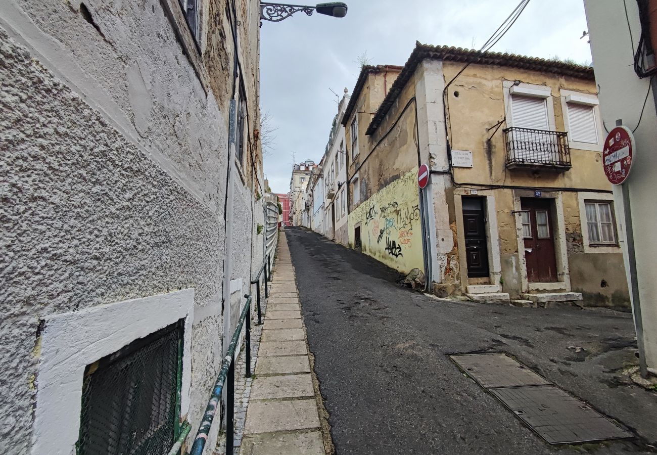 Apartamento em Lisboa - Lisboa, apartamento T1 renovado com patio junto aos Mártires da Pátria, Lisboa