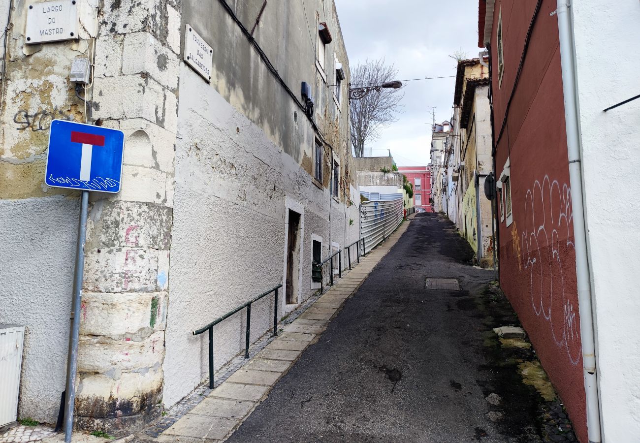 Apartamento em Lisboa - Lisboa, apartamento T1 renovado com patio junto aos Mártires da Pátria, Lisboa