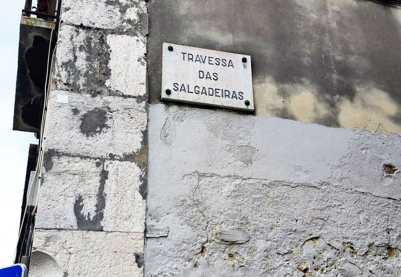Apartamento em Lisboa - Lisboa, apartamento T1 renovado com patio junto aos Mártires da Pátria, Lisboa