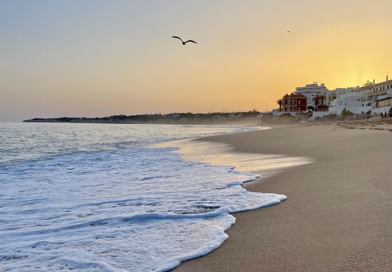 Apartamento em Armação de Pêra - Algarve, apartamento T2 amplo c/ varanda, Armação de Pêra