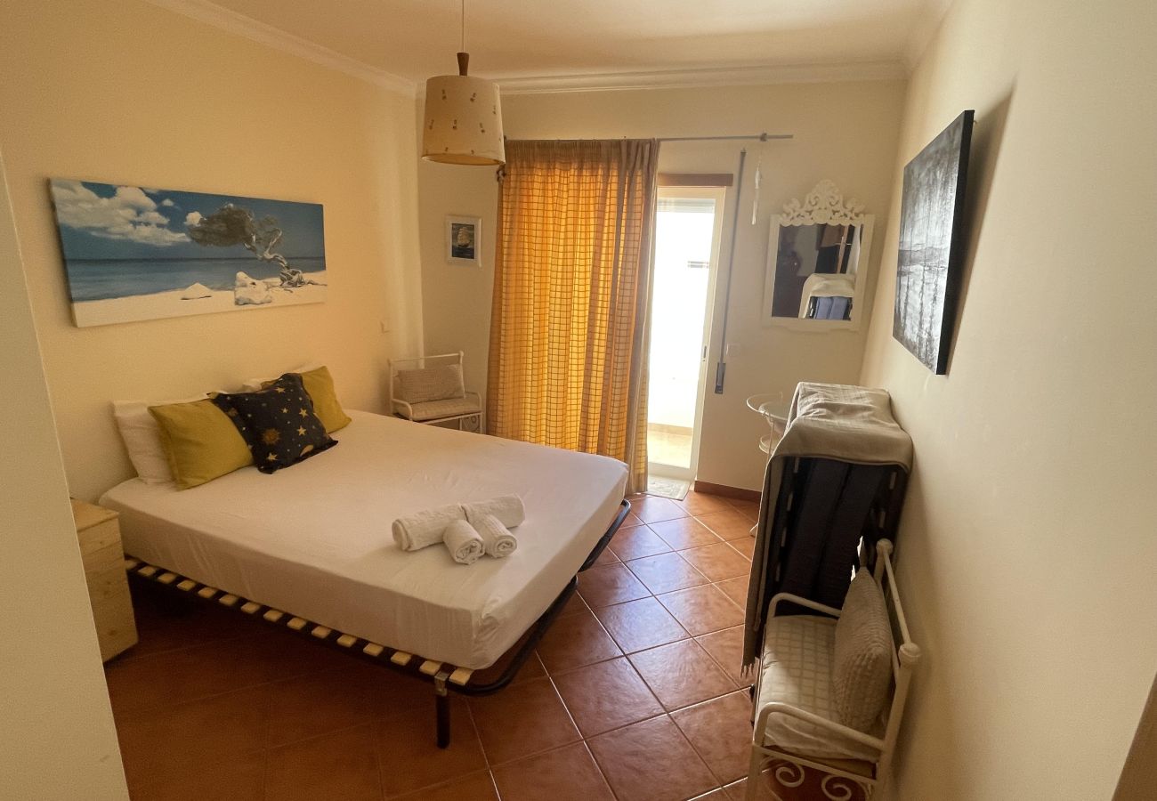 Apartamento em Armação de Pêra - Algarve, apartamento T2 amplo c/ varanda, Armação de Pêra