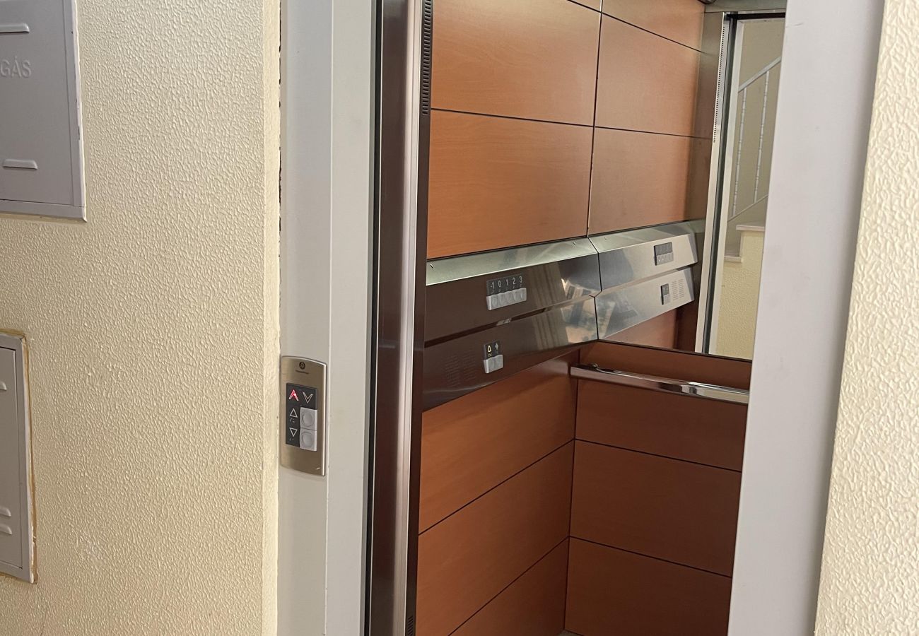 Apartamento em Armação de Pêra - Algarve, apartamento T2 amplo c/ varanda, Armação de Pêra