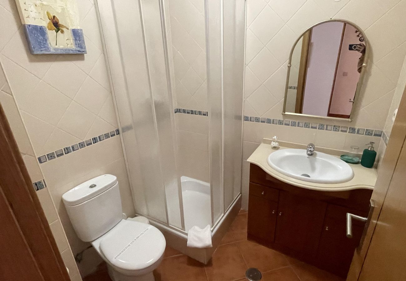 Apartamento em Armação de Pêra - Algarve, apartamento T2 amplo c/ varanda, Armação de Pêra