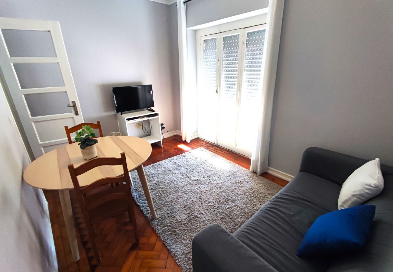 Apartamento em Amadora - Lisboa, T2 tradicional com varanda na Damaia, Lisboa