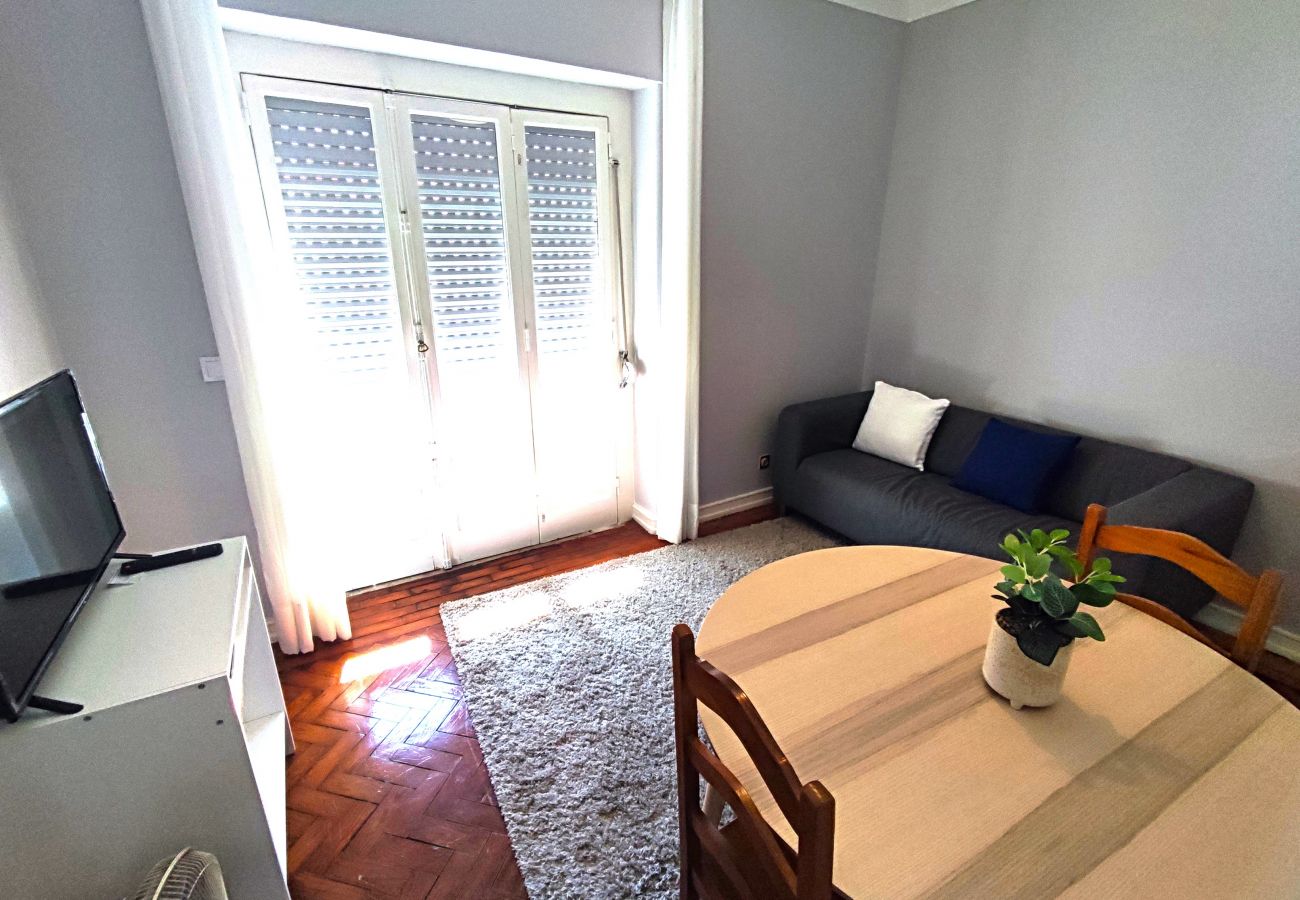 Apartamento em Amadora - Lisboa, T2 tradicional com varanda na Damaia, Lisboa